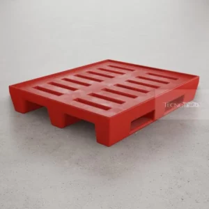 Imagem de pallet de plástico reforçado de cor vermelha com alguns vãos.