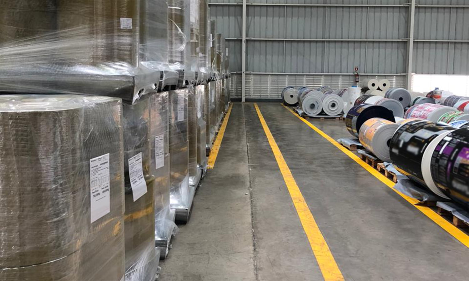 pallet plástico e madeira no processo produtivo