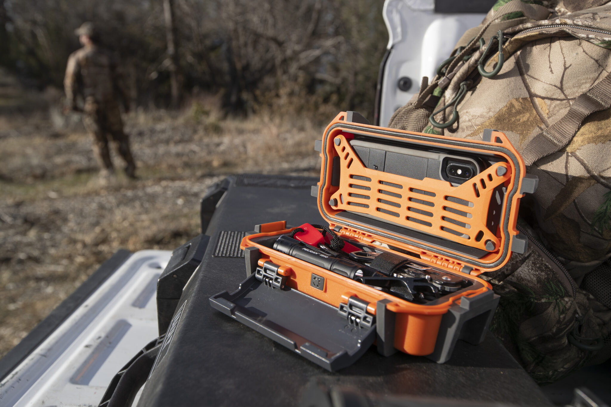 Hard Case Pelican em um lugar afastado da cidade com equipamentos de caça guardados e protegidos.