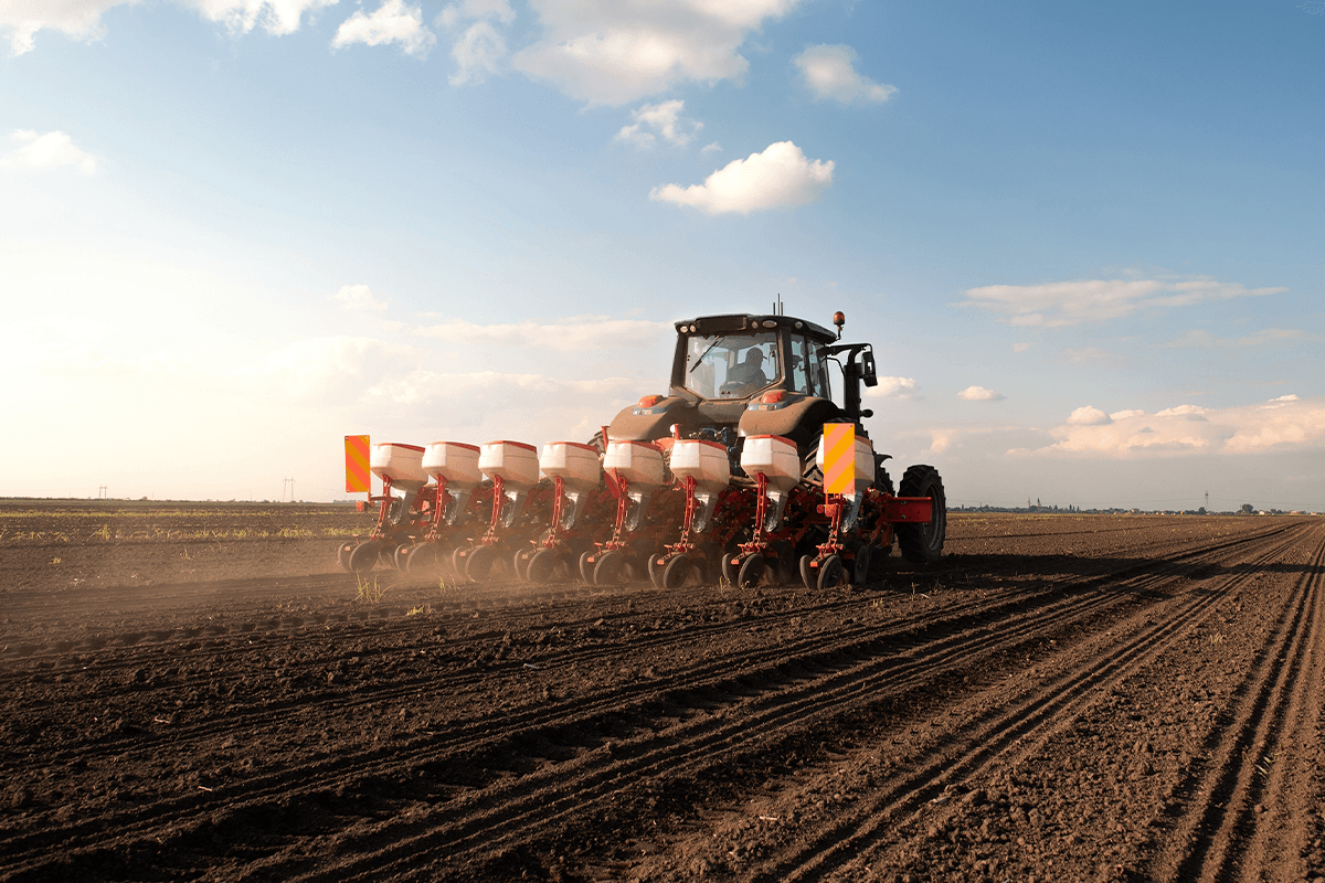 Veja como a rotomoldagem substitui peças metálicas no agronegócio, garantindo máquinas agrícolas leves, duráveis e sustentáveis com as soluções da Tecnotri.