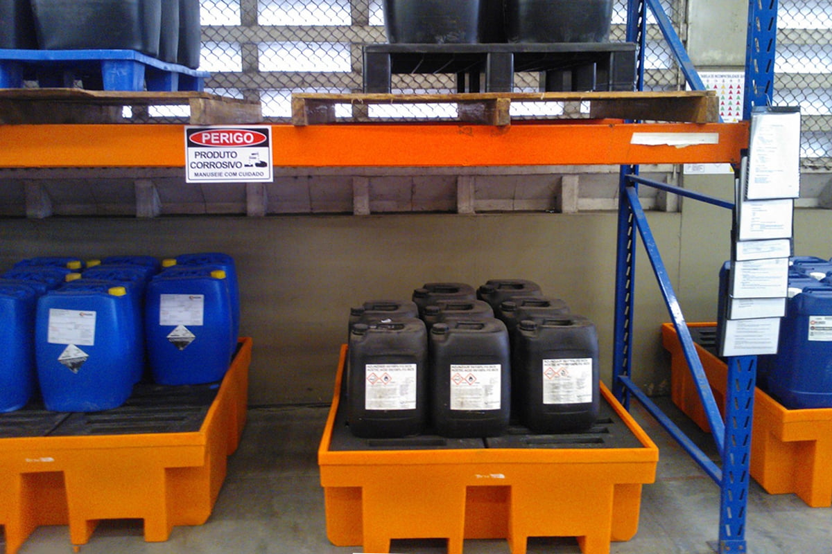 Como conter derramamentos de químicos e inflamáveis