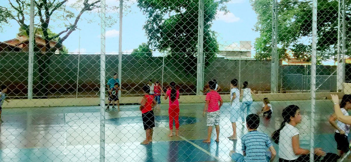Captação de água da chuva. As escolas também estão aprendendo essa lição
