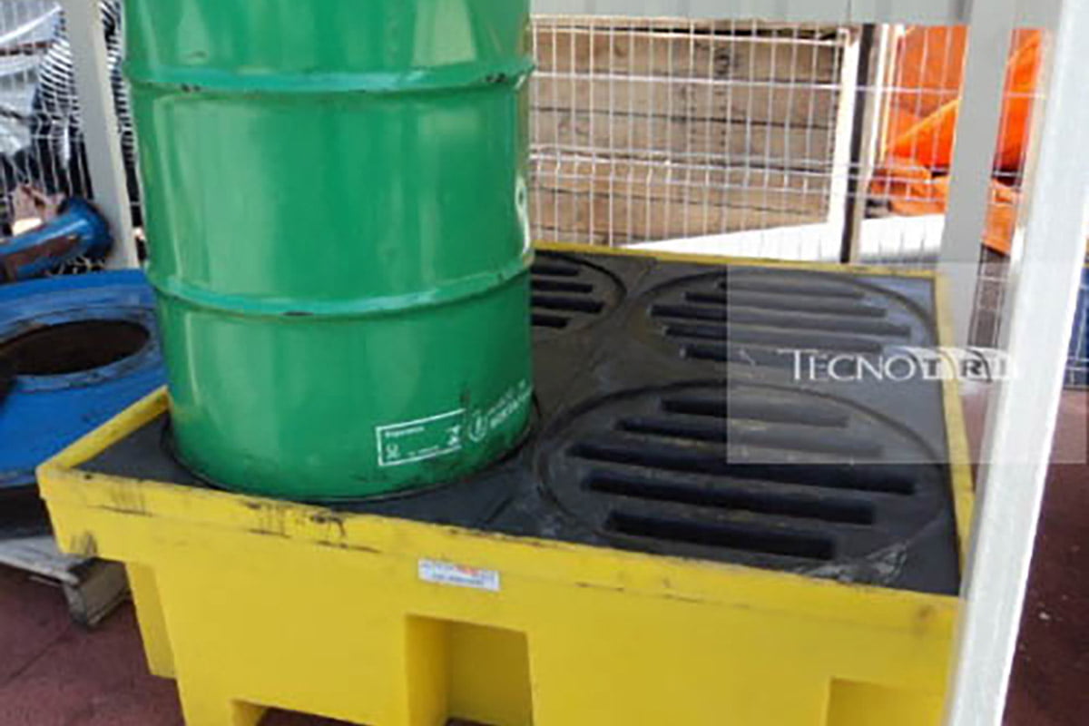 Pallet de Contenção. Prevenção de Derramamento Químico na Galvanização