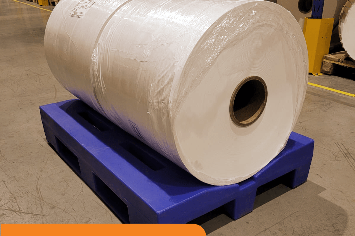 Pallets plásticos rotomoldados para armazenamento e transporte de bobinas: saiba mais sobre eles