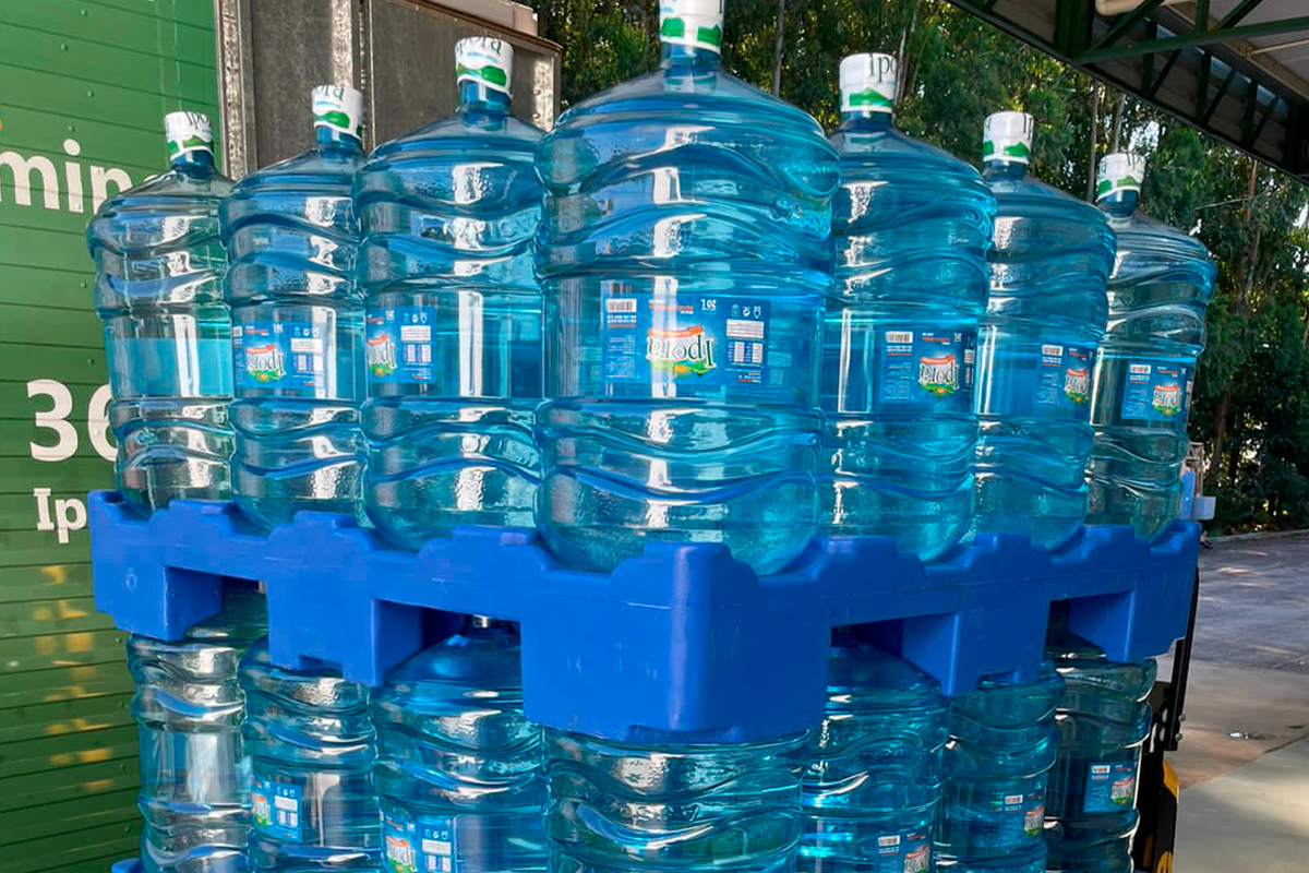 Como o pallet rotomoldado atua no armazenamento de garrafas d’água?