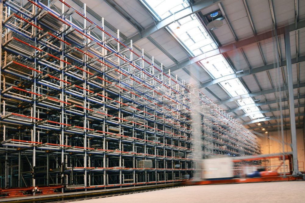 Automação de processos logísticos com transelevadores