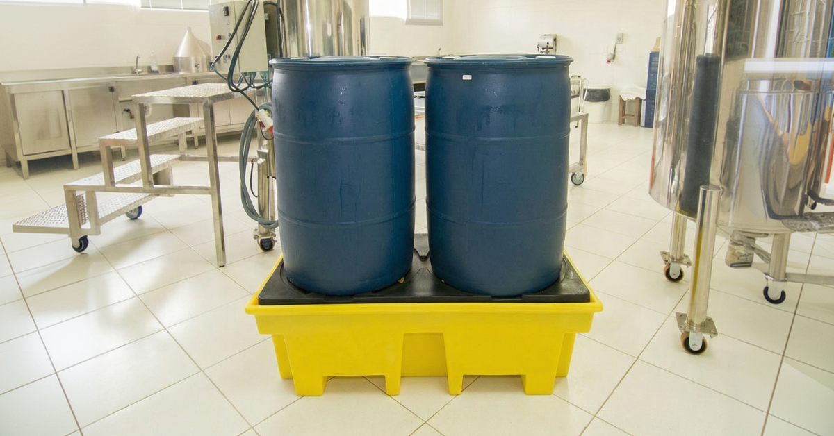 Pallet de contenção: o que é, para que serve e como escolher